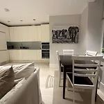 Sg, Chic Covent Garden Apartment